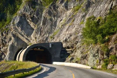 Tunel idúci cez horu