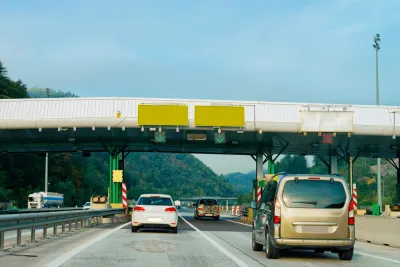 Automobili na naplatnoj kućici s praznim znakovima na cesti u Švicarskoj e-vinjeta